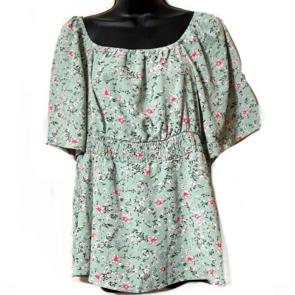 3/$13🆕🌺BLOOMCHIC Ditsy Floral Top🌺